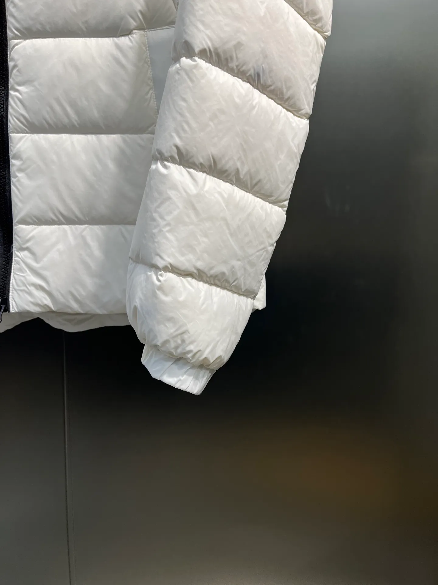 P1100 Highest quality 🌟Canada Goose E62 model 2220LB Abbott Hoody women's short and light down jacket S If you want to do business for a long time, you have to choose the original high-quality goose down for your down jacket. Expensive is not necessarily right, but there is a reason to be expensive. Cheap is not necessarily wrong, but there is a certain risk. Without cost support, there is no quality assurance. Expensive things are good at everything except being expensive; cheap things are good at nothing except being cheap size: s-xl